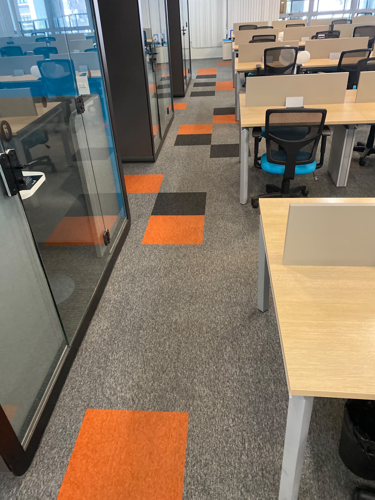 Escritório corporativo com carpete higienizado pela Oficial Clean